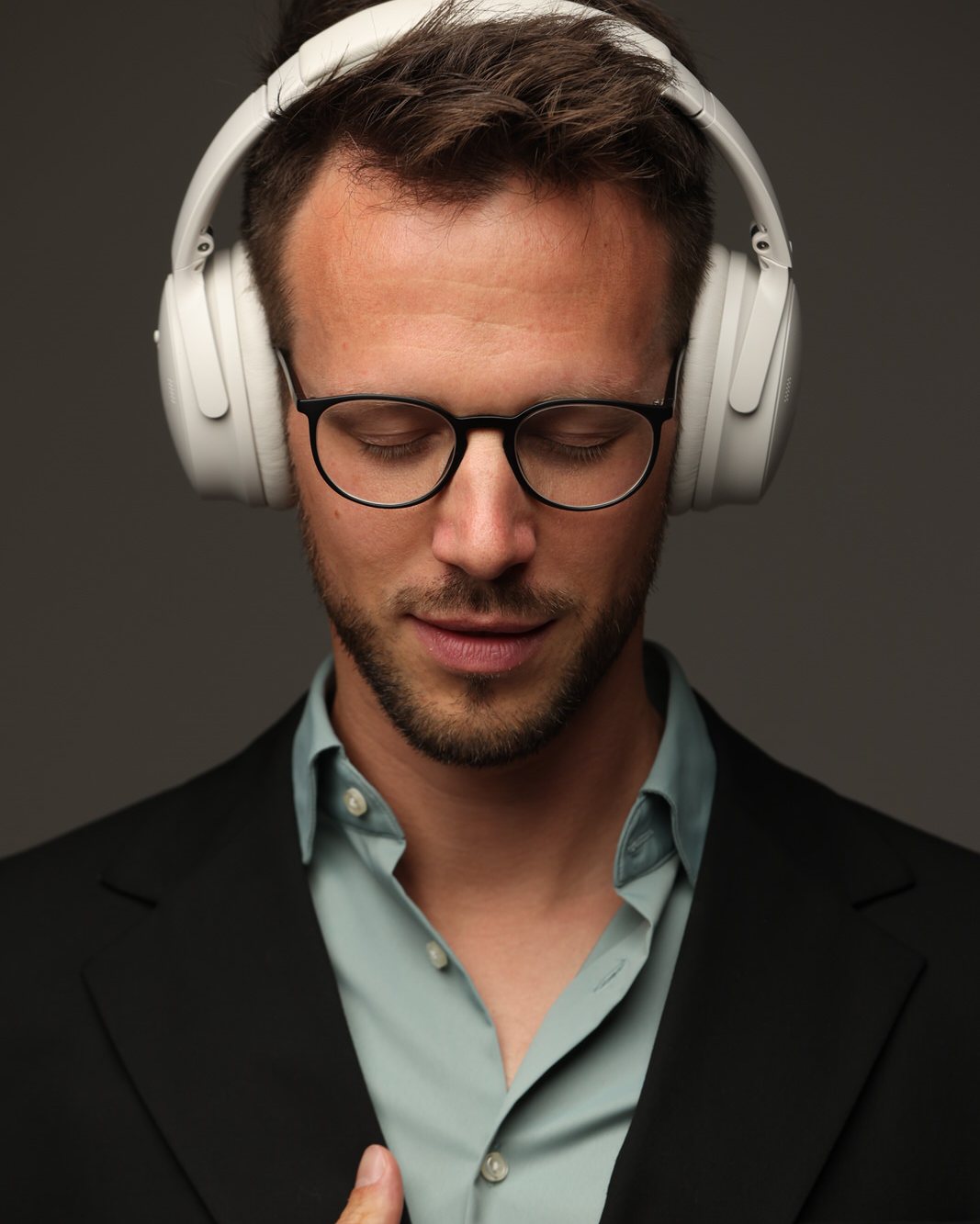 Raphael Bexx with headphones